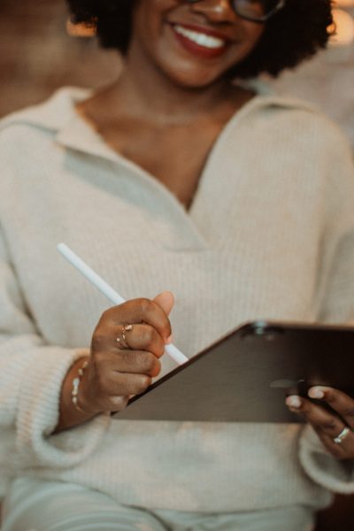 photo d"une femme tenant une tablette